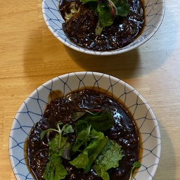 #오홈스토랑 #콘수프기록 
풀무원 식물성지구식단 유니짜장면 
비건 짜장면이에요 🍜
남편이 먹고 싶었는지 사왔더라고요 
기대안했는데 넘 맛있게 먹었어요 ㅎㅎ 
면도 너무 쫄깃하고 소스도 많이 달거나 짜지않고 맛있더라고요. 간편하게 한끼 해결했어요 😋
참고로 양이 전 딱 좋았는데 
남성분들은 좀 부족할 것 같아요 
#짜장면 #간편식 #풀무원 #비건식단 
오홈스토랑 3 
