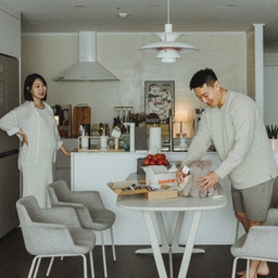 안녕하세요! 리부트캠프에 참여하게 된 민코하우스입니다. :)  
SNS 그리고 집을 새롭게 꾸미는 일에 관심이 없어져서 ‘오늘의 집’ 게시글 올리는 것에 소홀해졌었는데요~ 다시 이렇게 좋은 기회를 주셔서 열심히 활동해 보려고 합니다. ☺️
이제는 곧 육아일기? 아기용품 콘텐츠를 올릴 수 있을 것 같아요! 32주차에 벌써 몸이 힘든데 더 무거워지기 전에 아기 용품과 육아템들을 준비해 두려고 요즘 오늘의 집 유저분들의 집들을 열심히 서치하고 있답니다.
리부트캠퍼 분들과 소통하면서 아기방도 꾸미고 감성 육아템 공유하고 싶습니당. 잘부탁드려요!☺️
#리부트캠프 #리부트캠프2기 #자기소개 #거실인테리어 #육아일상 #만삭사진 #만삭 #맞팔 