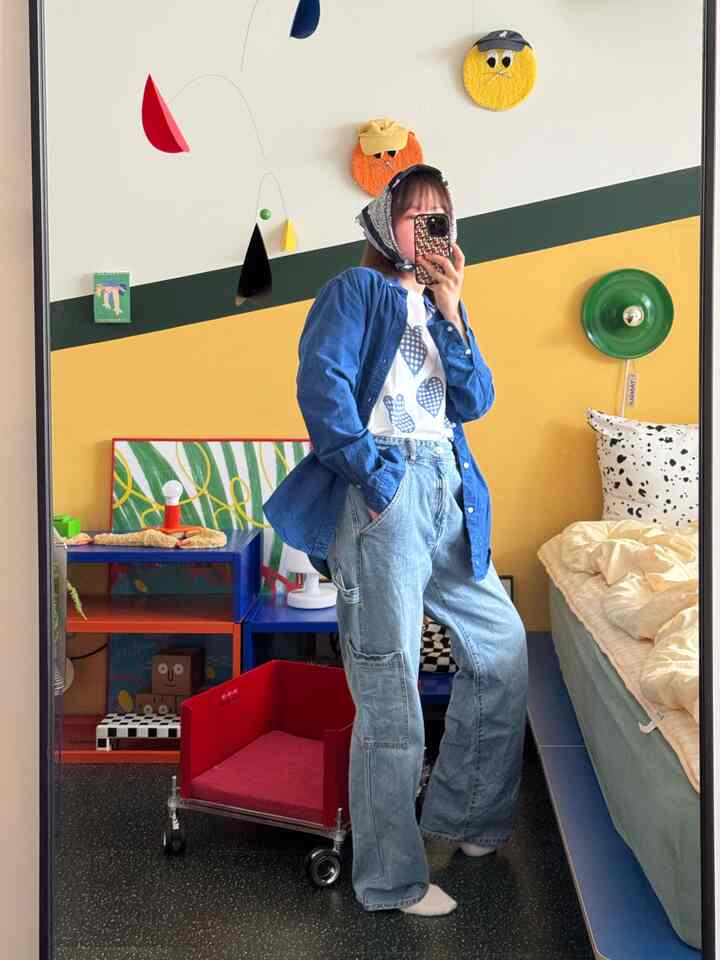 #ootd
トゥヌで25SSニューバンファルティコレクションが発売されました✨
お客様のレビューを反映してフィット感、首の伸び、素材の改善を 
重点的に改善し、ダブルステッチの適用と印刷耐久性 
強化しベージュカラー追加とお好みやスタイルに合わせて 
レギュラーフィット（綿14水、ヘビー、しっかりした厚み生地）
/オーバーフィット（綿17水、軽い厚み生地）と素材、 
体型に合わせてSからXLまでサイズを選べる 
まさに私たちが望んでいたその「半袖」🤍

感覚的な手描きスタイルを持つイラストレーターとコラボレーション
トゥヌーでしか会えない個性あるデザインで 
新規デザインから従来のBESTデザインまで 
20個の半袖Tシャツがリニューアルオープンしました❕
リニューアルオープン記念で、今日から2週間 
プロモーションを進めるといいます🧚🏻‍♀️

▪️プロモーション名：私たちが望んでいたその「半袖」
▪️期間: 2025. 04. 04(金) ~ 04. 17(木), 2週間
▪️割引率：発売記念20％割引
 （新規発売デザイン＆既存ベスト商品20個適用）
▪️価格：36,000ウォン（プロモーション割引時28,800ウォン、 
新規会員登録時に特典重複適用可能）
▪️トゥヌ（@tounou.official）ホームページから購入可能

私は、小作家の「ヴィンテージブルー」のオーバーフィットで着用しました。
デザインからしっかりした素材、フィット感まで完璧に気に入りましたよ🫶🏻
5つのコーディネートで演出してみました。 
ひとつのTシャツで色々な感じが出せるので
これから私の制服Tシャツになると思います💙
だから今回のプロモーション期間に購入したいのですが 
私たち一緒に見てください🎵
  #미드센츄리 #컬러인테리어 #맥시멀리스트 #맥시멀 #오늘의가든 #거울샷 #거셀