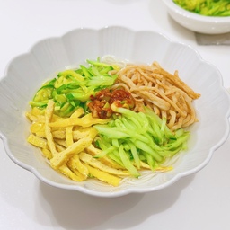 주말에 자주 해주시는
맛있는 엄마표 잔치국수 :)
국수에 올려 먹는 고명을
항상 뷔페처럼 차려주시기 때문에
알아서 먹고 싶은만큼 담아 먹는 시스템? ㅋㅋ
집집마다 엄마표 소울 푸드가 있겠지만
잔치국수 잘 한다는 곳 가서 다 먹어봐도
내 기준 진짜 이거보다 맛있는 국수는
아직 못 먹어본 거 같다 🥰
늘 3-4인분 상차림을 해도
2인분 구도로 사진 찍는다고 한 적 있는데
오늘은 4인분 차림 그대로 남겨보기 ㅎㅎ
#사계절일기 #일상 #일상기록 #콘수프기록집
#콘수프기록 #맞팔 #맞팔해요 #맞팔환영 
#집밥 #점심 #주말일상 #엄마표요리
#엄마표 #국수 #잔치국수 #오홈스토랑 4
#ftc10기이야기
