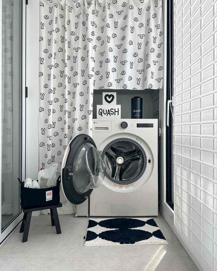 製品提供|まだクォッシュしない方はいらっしゃいますか？ 

クォッシュした樽なら家事がどれくらい簡単です！パッケージだけがきれいではありません。汚染物質を拭き取るときには、このような製品がありません。

私たちの家に来た製品はブラックキャンプ版です。シグネチャーロールティッシュと成分、生地、洗浄力が同じでパッケージだけが今回ブラックで出てきました。 

周辺知人にもおすすめのその商品！呼びかけなしでプレゼントするのが好きです。  #quash #세탁실 #발매트 #펠트바구니 #패브릭가리개 #워시콤보 #lg트롬오브제컬렉션워시콤보 #한옥블라인드 #살림수행평가 