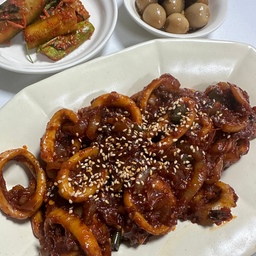 오늘의 메뉴는 “오징어볶음”😋
오이냄새를 좋아하진 않는 나지만…
와이프는 좋아해서!
어머니가 며느리 먹인다고 보내주신 오이소박이!🥒
대신 나는 와이프가 해준 메추리알 장조림👏🏻
그럼 나는 오징어볶음해야겠다!🦑
어남선생 레시피 덕에 이젠 오징어볶음도 뚝딱!🧑🏻‍🍳
와구와구!🫶🏻
#오홈스토랑 #콘수프기록 #어남선생레시피 #남편요리 #신혼집밥 #오징어볶음 #오이소박이 #메추리알장조림 #플레이팅 #홈스토랑 