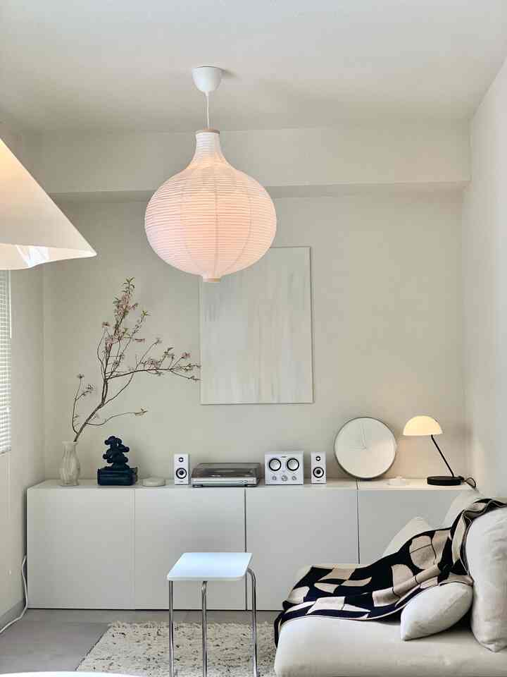 引越しをしてインテリアの雰囲気がガラッと変わりました🪶

使っているインテリアはほぼ変わっていませんが色物の雑貨を引いてモノトーンに合わせられるよう配置しました🕊

#IKEA #IKEA照明 #引越し #模様替え #2人暮らし #3LDK  #賃貸 #リビングインテリア