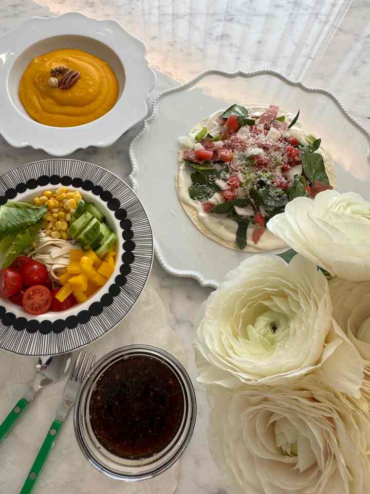 ＃オーホームストア＃コンスープ記録hs 4-1

#ハイステラストーリー

今日はカボチャスープとほうれん草のピザ
レシピを見てください。

私はカボチャスープを作るとき
玉ねぎ、ジャガイモも入れて作っています。
ただのカボチャだけで作ったより
健康にも良いですが、風味もずっと良く、 
食べたらもっと心強いと思います。


#かぼちゃ

1.バターに玉ねぎをまず炒める
2.じゃがいもを加えて炒める
3. 水自作に入れて煮たかぼちゃと牛乳、生クリーム 
   入れてブレンダーに挽いて煮込んだ後、塩少し、蜂蜜追加。

*材料量比基準
かぼちゃ1本(370g)、玉ねぎ1/2個、バター1大さじ、塩、水ジャガイモ1/2個、生クリーム200ml、牛乳150ml(記号により各材料増減可能)


#ほうれん草ピザレシピ

1. トティアにグリックヨーグルト+マヨネーズ+オリゴ糖ソースオリゴ（私はマヨネーズを抜いて作ったんです）

2.ほうれん草+玉ねぎ+鈴トマト+パプリカ+焙煎ベーコンに塩1-2鍋、オリーブ油3スプーン入れて混ぜた後

3. トッティアウィに野菜をあげ、チーズを振りかけます。
   私は味が深く濃いパルミジアーノレジアーノチーズ   
   振りかけました。

#スイーツホーム #sweethome
＃カボチャのフレッシュピー＃チェ・ファジョンシチュチュピザ＃オンテーブル
＃家を飾る＃ホームスタイリング