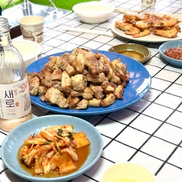 #오홈스토랑 #콘수프기록 
가족들과 맛있는 추억 쌓기!
🏕️🍗🍻
#캠핑 #비비고 #비비고김치 #새로 #테이블보 #방수테이블보 #일회용식기 #나무젓가락 #소주 #가족모임 #특대새우 #새우 #새로살구 #종이컵 #바베큐 #삼겹살 #캠핑테이블 #캠핑요리 #맞팔 #맞팔해요 #소통해요 