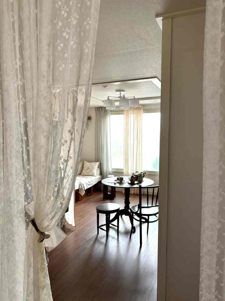 10坪序盤アンティーククラシックインテリア⚜️
その間撮ったことがなかった新しい角度で撮ってみました〜構造がよく見えますか☺️
ツルームで、お部屋がリビングルームより大きく、残りの部屋の一つはサイズが少し小さいです。 
大きな丸型テーブルをリビングルームとキッチンの間に置いて多目的に使っています。
お部屋にベッドや服を保管していて、小さな部屋は趣味の部屋として書いています☺️

＃nフラットインテリア＃10フラットインテリア＃10フラット＃11フラット＃12フラット＃10フラットインテリア＃11フラットインテリア＃12フラットインテリア＃2ルームインテリア