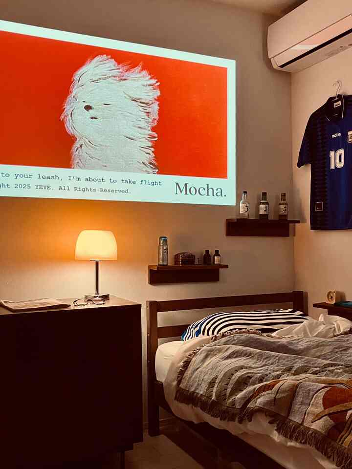 ブラウン調の1K寝室、木製ベッドとナイトテーブル、壁掛け棚、テーブルランプが配置された落ち着いた雰囲気のインテリア