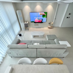 #n평인테리어 #34평 
공간분리로 가구 배치한 타워형 거실🛋️🪑
저희집은 방 4개/3개 옵션 선택이 가능한
집이었어요🏡
저는 방이3개인 집으로 이사오게되어
거실이 세로로 넓은편이라
식탁을 소파뒤에 놓아서 공간분리를해서
가구배치를 해줬어요✨
#공간분리 #공간활용 #타워형 #신혼집인테리어 #거실스타일링 #신혼집거실 #양창형거실 #테이블 #소파 #보조테이블 #협탁 #거실협탁 #거실 #소파협탁 #식탁 #식탁의자 #식탁조명 #조명인테리어 #식탁추천 #신혼부부잘산템 #정착템 #가구배치 #가구배치도 #가구탐구생활 #신혼집가구 #실링팬인테리어 #실링팬 #실링팬시공 