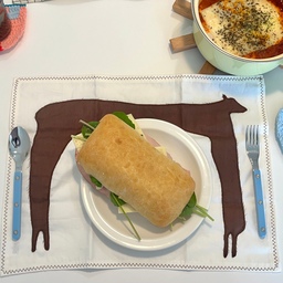 홈메이드 루꼴라 샌드위치🌿
바쁜 아침, 간단하게 뚝딱 만들 수 있는 메뉴예요!
별 거 없지만 맛있고 든든한 아침 :)
Tip! 키친크로스만 하나 깔아줘도 제대로 차려먹는 느낌이 나서 저는 키친크로스를 애용한답니다🐂🤎
#brunch #루꼴라샌드위치 #홈메이드브런치 #홈카페 #샌드위치 #키친크로스 #아침식사 #시라쿠스 #브런치플레이트 #사브르디저트 #맞팔 #맞팔환영