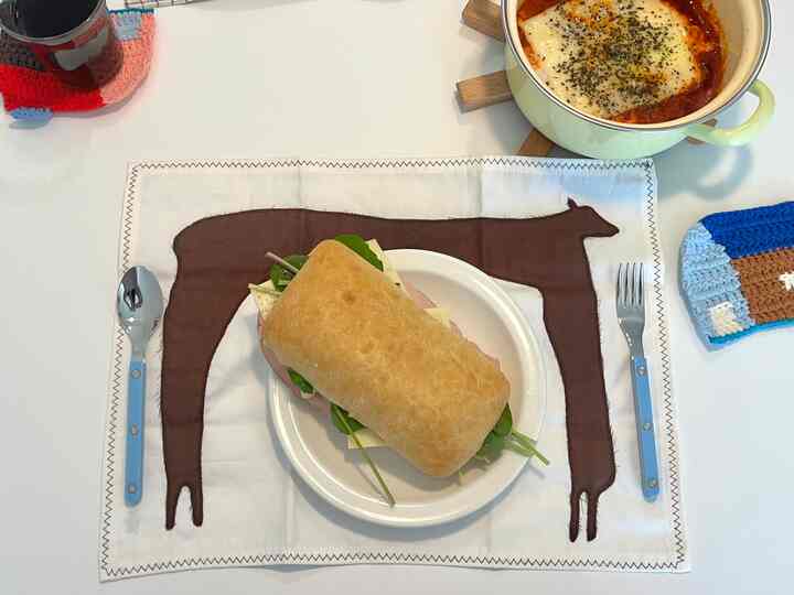 ホームメイドルーコラサンドイッチ🌿

忙しい朝、簡単にたっぷり作れるメニューです！
あまりありませんが、美味しくて心強い朝：）

Tip!キッチンクロスだけ一つ敷いてくれてもしっかり食べている感じがして、私はキッチンクロスを愛用しています🐂🤎


#brunch #ルーコラサンドイッチ #ホームメイドブランチ #ホームカフェ #サンドイッチ #キッチンクロス #朝食 #シラクス #ブランチプレート