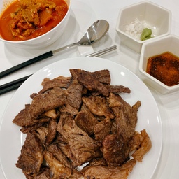#오홈스토랑 #콘수프기록 소고기 등심 한 판 구웠습니다 🥩
기름기 쫙 빠진 소고기 등심 구워서
와사비 + 트러플소금 🧂, 그리고 기름장 🛢️
한 점씩 찍어 먹을 때마다 고기 육즙에 감탄!
씹을수록 고소한 맛 폭발하고,
트러플 향 솔솔 올라올 때 그냥 끝났어요.
마무리는 역시 돼지고기 김치찌개로 화끈하게!🔥
묵은지 국물로 푹~ 끓여서
칼칼하고 시원한 국물 한 숟갈 딱!
구이+찌개의 조합은 언제나 정답이에요!🥰
#신혼부부밥상 #신혼부부일상 #주말저녁 #주말저녁메뉴 #저녁메뉴 #저녁밥상 #메뉴추천 #저녁식사 #저녁식탁 #집에서제일바빠 #등심구이 #한우 #소고기요리 #맞팔