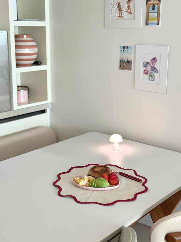 This morning before work❤️ Even if you eat simply, if the plate and table mat are pretty, it becomes a home restaurant.
Whole wheat bagels and avocados that I bought from Kurly in advance:)

Table mat - The Worms wave mat
Heart plate - Make-a-pottery

#Corn soup record #오늘의집 #집밥요리 #브런치메뉴
#Breakfast menu #테이블매트 #물결매트 #하트접시 #미니조명 #버섯조명 #테이블셋팅 #식탁보 #브런치테이블 #렉슨 #더웜스 #메이크어포터리