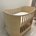 조이가 태어나기 전부터 아이에게 이쁜 원목침대를 사주고 싶은 로망이 있었어요ㅎㅎ 
조이 낳기 전에 사진과 같이 셋팅을하며 조이가 태어나면 이쁜침대에서 분리 수면을할꺼라는 착각을....ㅋㅋㅋㅋ 

아기 침대가 확장하면 8살까지 사용 할 수 있다고 하여 샀지만 현실 육아는 재워주고 쪽쪽이 물려주고 하다보니 힘들더라구요😁

그래서 돌돌쿠라는 말이 있듯이 현재는 안방 저희 부부침대 옆으로 일룸의 쿠시노가드를 셋팅하여 같이 자고있답니다

특히 새벽수유 할때 만족도 최상이네요ㅎㅎ 임신중이신 분들은 저처럼 원목침대를 꿈꾸시겠지만 쿠시노 가드침대가 최고네요ㅎㅎ
