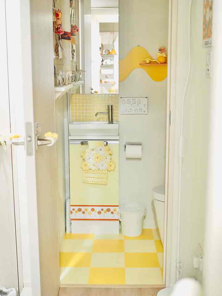 I finally made the toilet floor cute! 💛

#ColorfulInterior #イエローインテリア #プチDIY #DIY