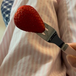 딸기 시즌이라서 행복했던 겨울 🍓♥️ 
매일 매일 딸기 먹기 실천 중
#오늘의집 #집꾸미기 #행복주택 #인테리어 #todayhome #interior #pink #amytable #에이미테이블 #커트러리 #주방인테리어 #주방 #핑크 #핑크인테리어