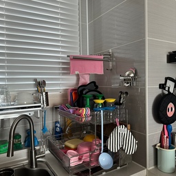 24평 주방공간을 소개해 볼께요
저는 이 아늑한 주방공간이 너무 좋아요🎀
주방수납이 여유롭지 못해 (식세기한몫) 
알찬 수납을 위해 창문형 거치 식기건조대,
2단와이드식기건조대 를 선택했어요
작은 스푼들을 무인양품 커트러리 스탠드에 꼽아
정리해 주고 무타공을 이용한 부착식 행주걸이대는 
행주,고무장갑, 걸어두기 너무 좋더라구요 
조리도구들을 편리하게 걸어놓을수 있는 
에브리윅 조리도구 무타공 스테인레스 걸이는 
(55cm 10개후크) 를 사용하고 있어요
제취향 모아모아 실용적인 동선으로 
저는 요리할때 제일 즐겁습니다(해야만해요)🩷
#24평주방 #좁은주방정리 #주방템 #맞팔
#스파이더락 #쿡에버 #에브리윅 #n평인테리어 
