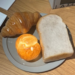 #도쿄 #첫자취 #추천
진짜 빵이야…?🥐🍞
아니요 램프💡입니다…!
브랜드는 PAMPSHADE(팜프쉐이드)입니다!
진짜 빵을 기능성 램프로 만든 것이라는데요!
실제 100프로 빵을 사용하여 빵 속을 파내고 
빵이 상하지 않도록 특수코팅 한 후 전구와 배터리를 부착하여 제작한다고 합니다!
저는 HAY라는 브랜드 때문에 도쿄 오모테산도에 있는 [시보네_라이프 스타일 브랜드] 를 자주갔었는데요 이곳에서 이 귀여운 빵램프를  발견했습니다! 이곳에는 HAY뿐만아니라 다양한 라이프스타일 브랜드의 제품을이 엄청 많습니다..! 
관심있으신 분들은 여행시 방문해 보는 것도 좋을 것 같아요!!🥰
#제품추천 