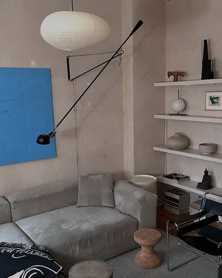 Soft shadows, clean lines, and a quiet kind of beauty.
Credit : @r.a.u.f.a.s.e.r.b.e.r.l.i.n
#minimalhome #neutrals #interiorstyling #modernart #interiorlove