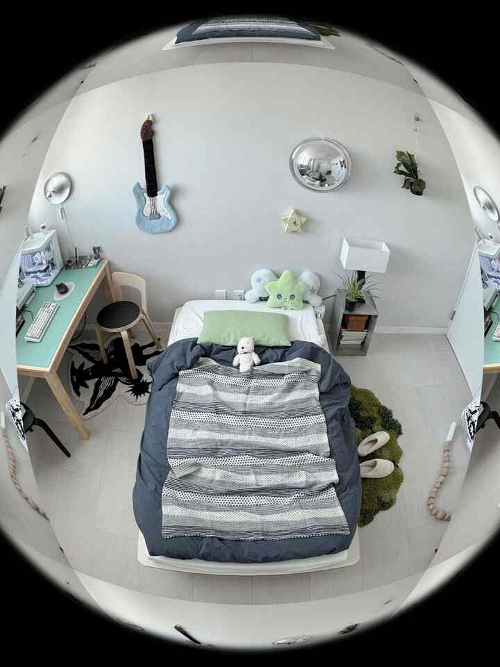 ホワイトとグレーの色調の3坪のワンルーム寝室、中央のベッドと左側のデスク、壁の飾りが配置されたシンプルでナチュラルな空間