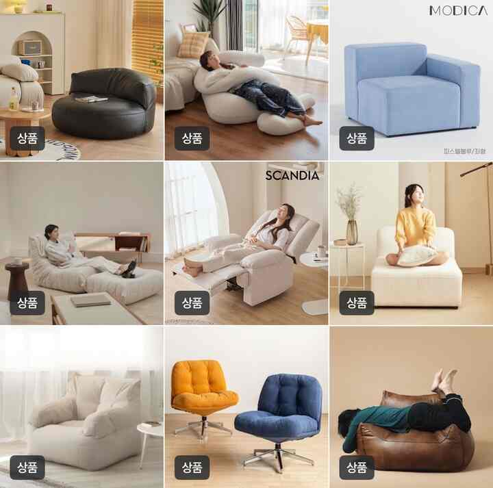 柔らかなブルーとブラウンの1人掛けビーズクッションソファが配置された、モダンでコンパクトなリビング