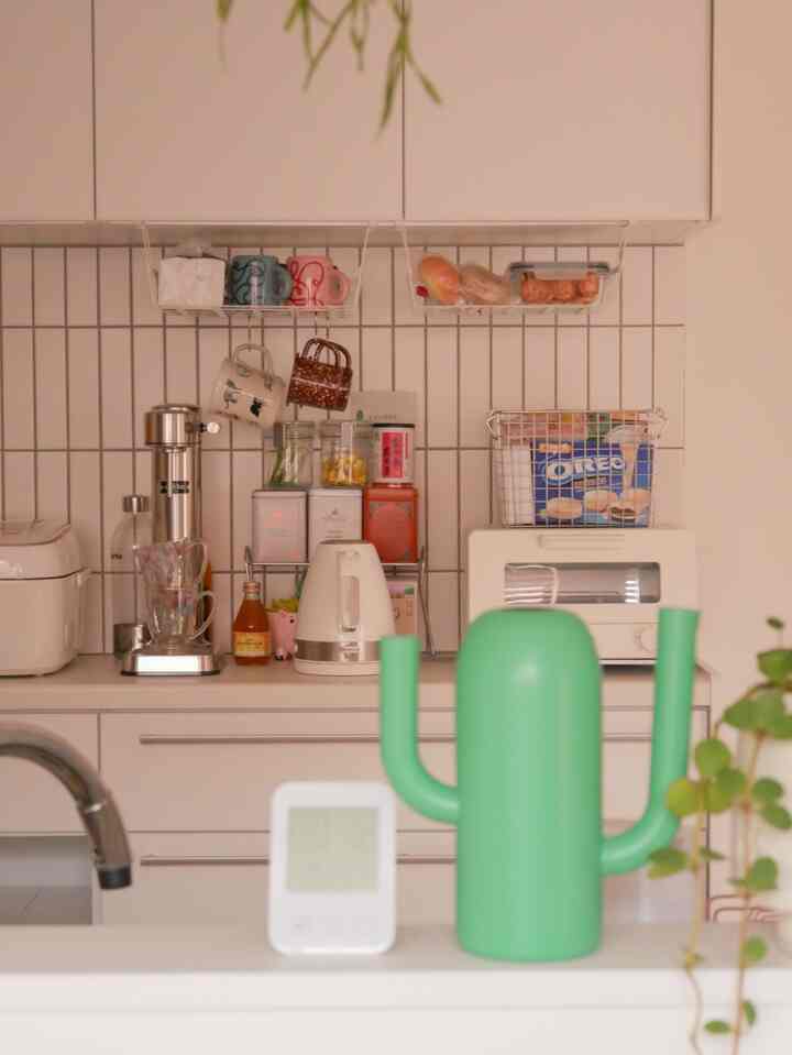 Saya sangat menyukai gaya hidup seperti ini.

Saat merenovasi dapur, kami menginginkan tampilan putih dan ubin seperti yang terlihat di ruangan-ruangan Korea. Saya merekomendasikannya karena memberikan tampilan yang sangat bersih.

Setelah mempertimbangkan berbagai kombinasi warna putih matte, lemari dinding, dan ubin, kami memutuskan pada yang ini. Tidak ada lemari gantung di dapur memang populer, tetapi saya sangat mendukung adanya lemari gantung 🙋‍♀️

#Interior penuh warna #colorfulhome #キッチン #キッチン収納 #タイル