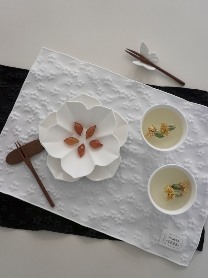 Eunseol Matte Porcelain Pedestal Cup & Plate Set (4-Piece Gift Set) user photo