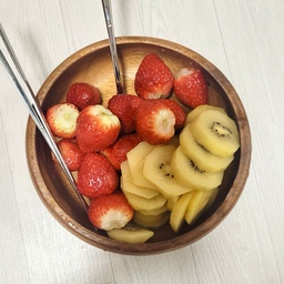#오홈스토랑 #콘수프기록 
늘 맛있은 딸기와 키위 🍓🥝
실패없는 조합!
브라운 치즈를 산 김에 치즈 그레이터를 장만했어요.
아직 사용전이지만 매우 매우 기대중!
#딸기 #키위 #골드키위 #브라운치즈 #치즈그레이터 #디저트 #나무볼 #나무그릇 #식기 #쇠수저 #자취 #비타민 #휴식 #간식 #투룸 #투룸자취 #홈카페 #홈디저트 #건강식 #맞팔 #소통해요 