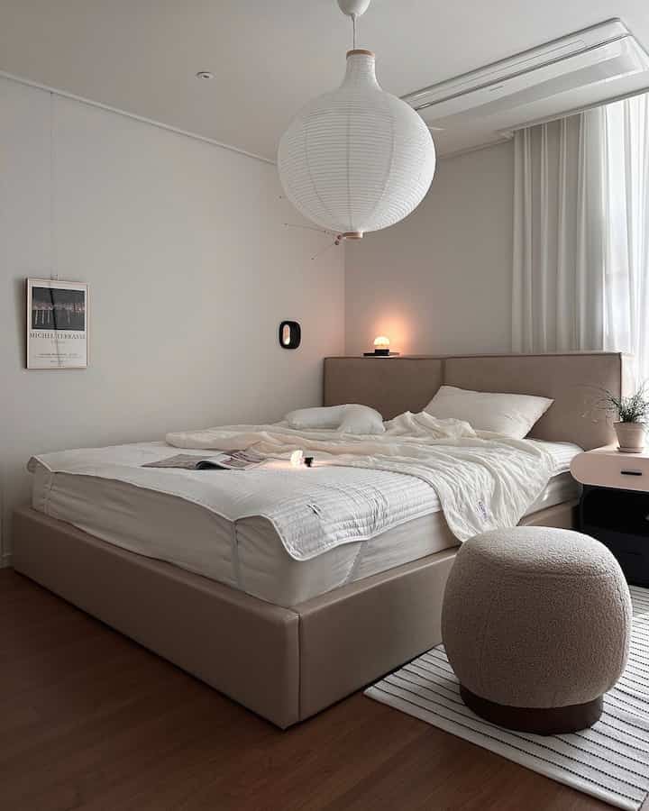 #우리집포토존

The bedroom that became a photo zone after the new bed arrived 🛏️
After changing to a large king size, I like to roll around with the kids, so I'm satisfied in many ways!

Adding warmth with lighting is a must💡

#BedroomInterior #콘수프기록 #침실꾸미기 #패브릭스툴 #부클레의자 #부클레 #부클레스툴 #베이지인테리어 #웜톤인테리어 #아이있는집 #라지킹 #까사미아 #가죽침대 #30평대아파트인테리어