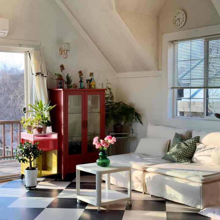 ＃植物のスプーン＃4月の私たちの家＃リブートキャンプ 

ニンジンに大きなテレビを処分して広くなったリビングスペース！

昨日、花園に行ってきて、きれいな花がいっぱいに連れてきました。
マートで牡丹の花束を見て過度にできずに連れてきました💗

花瓶に差し込むとまた雰囲気が違う感じ☺️

太陽が長くなって涼しい風が吹くのを見ると、本物の春が来たと思います！  今回連れてきた子どもたちも、さっさと分娩をしてあげなければなりませんㅎㅎ

時間が経つにつれて、坡州にある「ジョインポリア」に訪れてみてください！
珍しい植物からきれいな植物が本当にたくさんあります:)


＃今日の私たちの家＃イケアを飾った私たちの家＃イケアおすすめのテム 