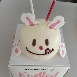 신기한 색깔의 생일초🎂 기념일, 생일을 더 특별하게 해주는 템인거 같아요😆💕
그리고 이마트에서 너무 귀여워서 잔뜩 데리고 오고 싶었던 고양이그릇들...🥹 아직 사진 않았는데 갈 때마다 아른거리는거 보면 사야하는 운명이겠죠..🤔
#예쁜템최고야 #콘수프기록 #맞팔 #케이크 #생일 #촛불 #그릇 #커트러리 #식기 #보조그릇