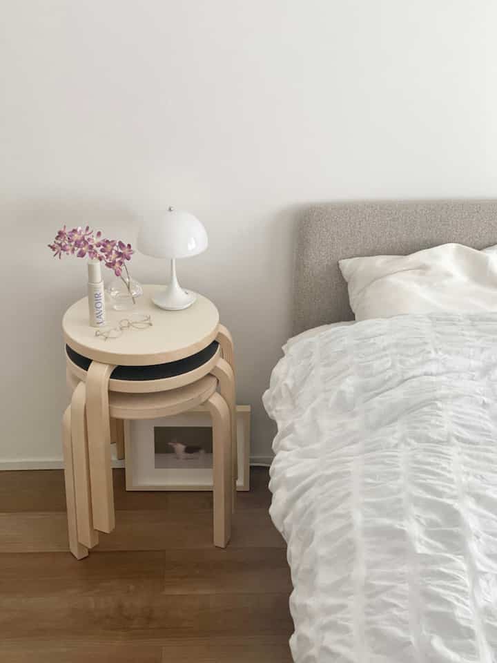 寝室をちょこちょこいじってます。
ベッドボード付きのフレームを買ったので、より寝室らしくなった…！
サイドテーブルはstool60を。重ねて高さ調整できるのと、1番上に重ねる座面のカラーでイメチェンできるのが良かったな〜と思ってます。来客時はもちろんダイニングに。
多用途なのが良いプロダクトの特徴かなぁと思います💡


#二人暮らしインテリア
#二人暮らし部屋
#インテリア
#インテリアデザイン
#寝室 #寝室デザイン
