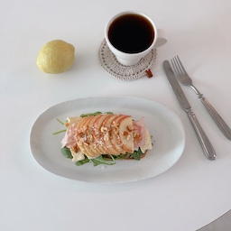 혼자 먹어도 맛있게 🍽️
오늘은 오랜만에 오픈샌드위치를 만들어 먹었어요.
사워도우빵에 루꼴라+브리치즈+잠봉+사과올려서
견과류+후추+꿀 뿌려먹음
세상 행복한 맛이예요 😋 
#오홈스토랑 4 #콘수프기록 
_
#onmytable #tablesetting #아침 #아침메뉴 #홈브런치 #브런치 #브런치접시 #너븐재 #너븐재르하 #너븐재머그 #마블프루트 #그릇추천  #요리 #홈스타그램  #테이블셋팅 #인테리어소품 #테이블웨어 #도자기그릇  #샐러드그릇 #커트러리 #그릇쇼핑 #그릇추천 #그릇수집