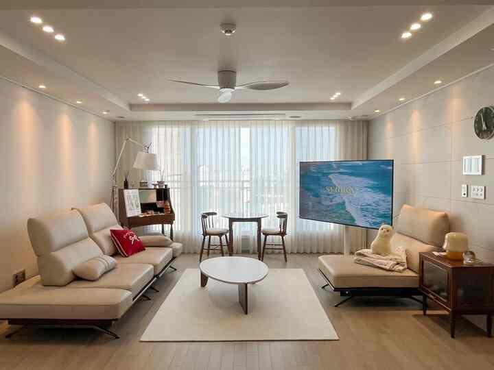 すでに引っ越してから4ヶ月の新婚旅行🏠
 私たちの好みの入ったインテリアと日常を共有します💛

ホワイトとウッド感性が好きです🤍🤎
新婚ハウスに入る前に使用していた化粧台、食卓、協卓を
リビングルームに持ってきて暖かい原木感で配置してみました。

 私が好きなものが何かを悩んでいる最近
ピンタレストも見て、インスタも見て
少しずつ飾って見ています💛


＃新婚旅行のインテリア＃新婚旅行の装飾＃今日の家＃リビングのインテリア＃ソファ推奨＃ソファテーブル＃化粧台＃照明＃照明インテリア＃ラグおすすめ＃アパートのインテリア＃インテリアアクセサリー＃ポスター額縁 