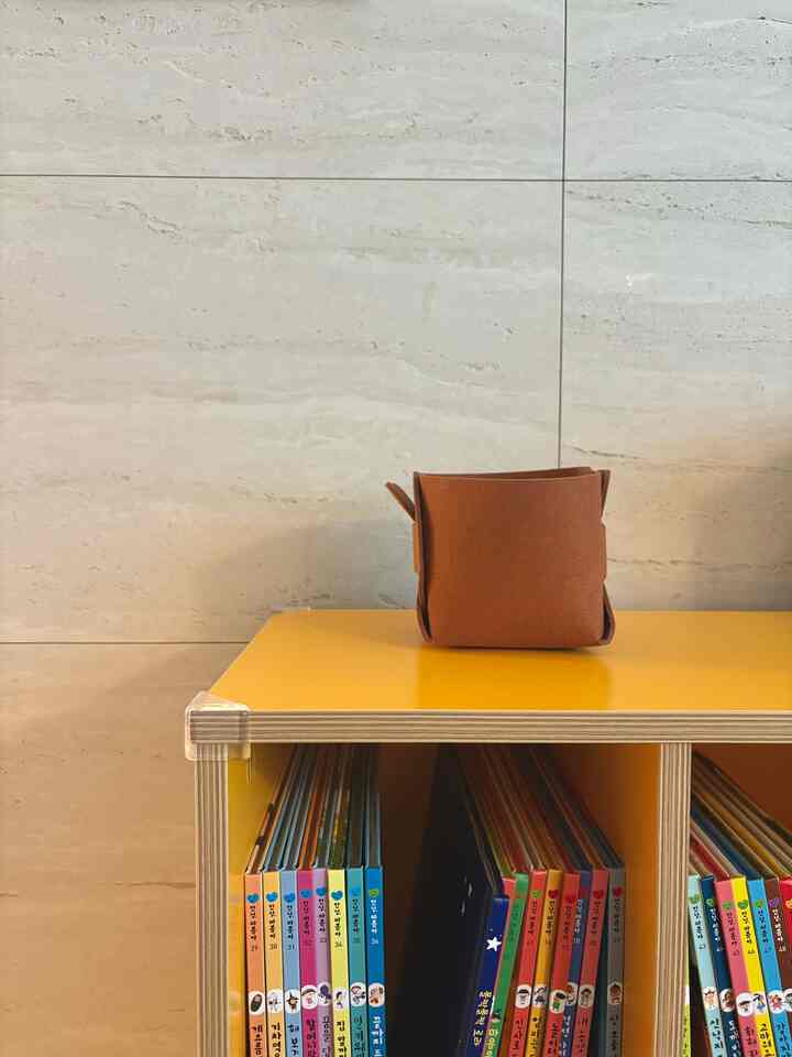 泣き屋で資質グレ艦として使われているフェルトバスケット、 
ミニミニサイズが可愛いです🤎

チャキ、エアポットなどポケットから出たばかりの物の席です。 

＃リビングルームインテリア小道具＃ホームカフェムード＃暖かいスペース＃小さいながらも確実な幸福