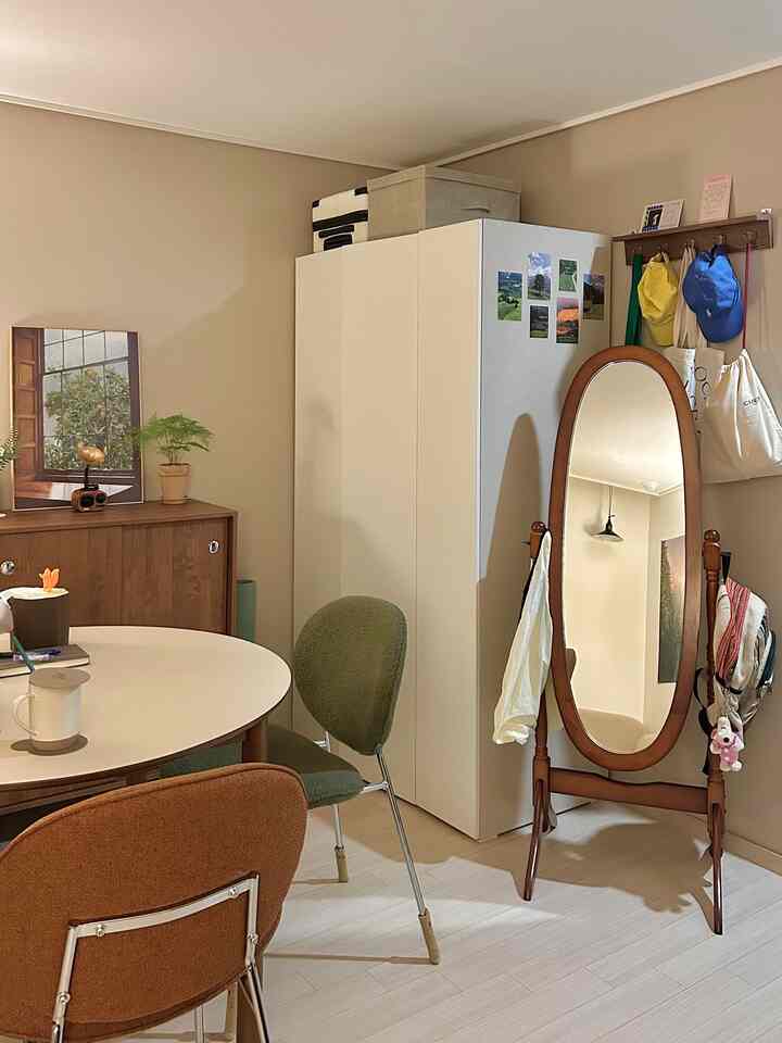 ベージュ色の壁と木製家具が配置された雰囲気のあるダイニングルーム