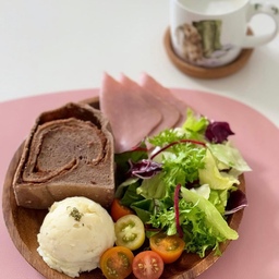 가볍게 홈브런치 때리고 자부타임💃
서울 바람 머선일이죠?😇
친구 만난다고 곱게 드라이했는데,, 
강한 바람에 머리가 아주 산발이 되버렸네요 🤯
(역시 집나가면 🐶고생,,,)
#콘수프기록 #오홈스토랑 #나무그릇 #자유부인 #그릇추천 #포트메리온 #플레이팅 #플레이팅필살템 #브런치