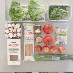 이사하고 집들이 스타트👩🏻‍🍳🍽️🍅
만삭에 집들이 요리하기 힘들어도 뿌듯해요♡꙼̈
알록달록 신선한 제철재료들로
이번 메뉴는✨
트러플크림파스타
한우라자냐
토마토샐러드
유자오이피클
마늘쫑계란볶음밥
디저트로 떠먹는 케이크
초코바닐라맛🍫🍌
대추야자샌드
인원은 4인이지만
넘 잘먹는 덩치 둘이 있기에
6인분의 요리 성공적이었답니다ㅎㅎ💦
트러플슬라이스 병조림 진짜 강추드려요🖤🖤
트러플 몇조각에 비쥬얼👍👍🏻
트러플 향도 up‼️
샐러드채소 채반용기에 넣어두니 싱싱해서
오래 두고두고 먹기 최고더라구요🥗
샐러드 많이 먹는 우리집 필수템 채반용기도
강추드린답니다🥰🥰
#집들이 #집들이요리 #신혼집인테리어 #요리 #신혼밥상 #예쁜그릇 #예쁜살림템 #요린이 #만삭 #신혼은뭐먹집 #신혼집주방 #맞팔환영 #맞팔 #맞팔해요 #선팔하면맞팔 