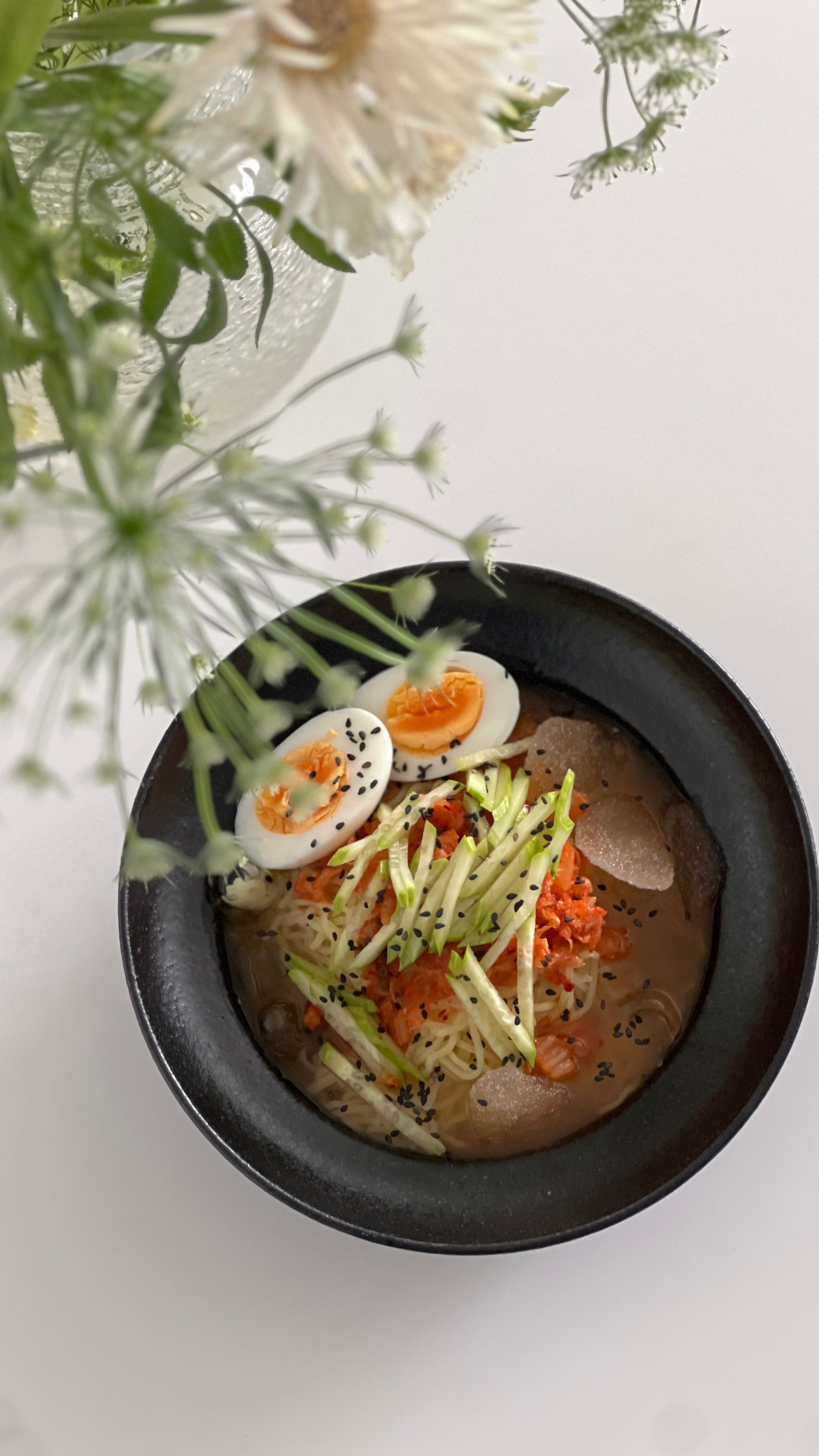 ＃広告今夏は有毒で長く暑いというニュースにあらかじめ夏の準備をしてみました！
まさに朝鮮半島12歳の氷東洞キムチマルイグクス」✌🏻

伝統的な韓国式キムチマルイグクスロ
冷たいスープと甘酸っぱいキムチが甘いです。
一口食べるとすぐに鼛の中まで涼しくなり、口当たりの良い味ですよ🧡
 
韓半モール、マーケットカレー、LFフードブランドストアで 
今会えますよ！
今夏は涼しいキムチマルが麺はどうですか？👀


#サポーター5期 #LFフード #エルフフード #LFFOOD 
＃韓国の12＃韓国のキムチマルイグク 
#マーケットカリおすすめ #夏の星味 #ミルキットおすすめ 
＃冷麺の代わりにキムチマルの麺＃夏の料理＃koreanfood
＃オンザテーブル＃キッチンインテリア＃テーブルウェア 