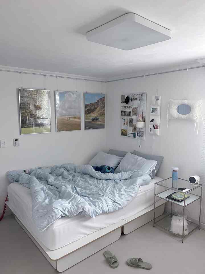 #우리집포토존 #메이트하우스 #싱글벙글라이프
Our home photo zone is definitely the bedroom:)
Spring poster change complete⭐️

#Bedroom interior #벽꾸미기 #포스터인테리어 #포토존 #이불세트 #마틸라차렵이불 #스트라이프침구 #액자인테리어 #액자레일 #3평방 #3평방꾸미기 #3평방인테리어