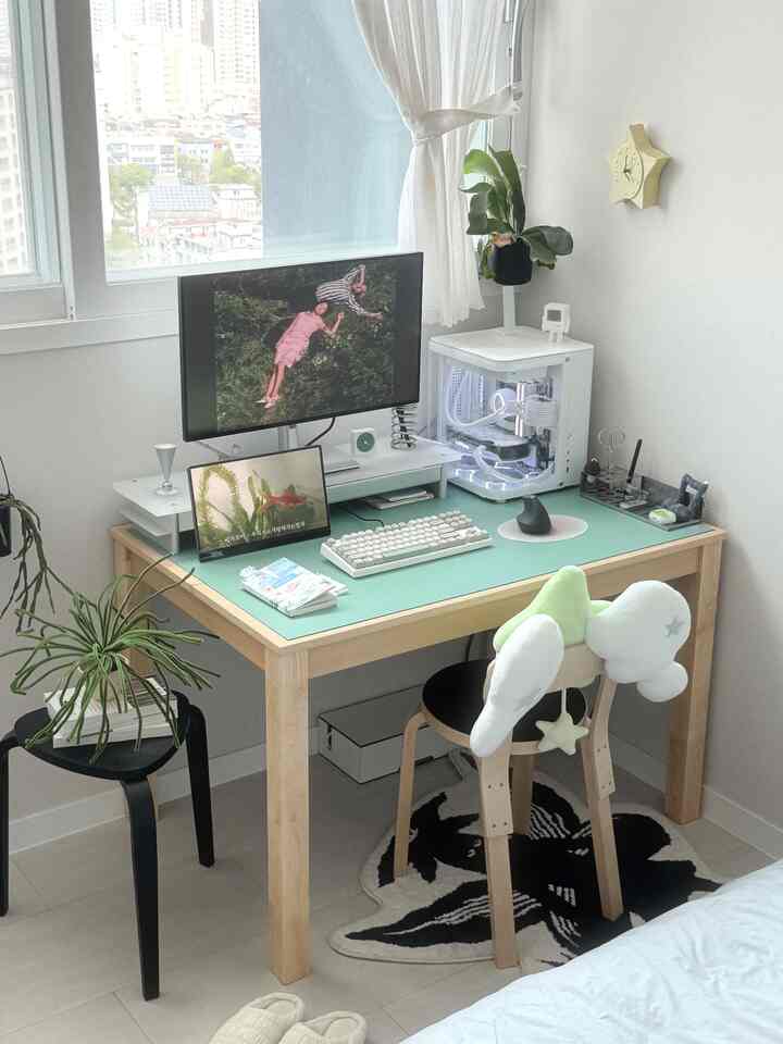 白とナチュラルウッドトーンが調和した北欧風の小さなホームオフィス空間、コンピュータデスクと植物が配置された清潔感ある作業環境