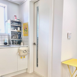 주방 옆 베란다는 주방소형가전 zone 💛
주방상판 위에 되도록 물건 올리고 싶지 않아서
주방 옆 베란다 활용했어요!
✅ 슬리퍼두고 신고 벗기 귀찮고 맨발은 발시리고
      관리편한 코일매트 깔았어요
✅ 내 키에 적당한 수랍장 두고
✅ 내부는 각종 소모품, 식료품 넣고 문 닫으면 깔꼼
✅ 가구 위 주방소형가전 모아놓고 사용해요
✅ 저녁 준비할 땐, 문을 열어두고서 쉽게 드나들어요
✅ 문 닫으면 메인주방은 넓고 깨끗함 항시 유지 가능
✅ 창문이 있어 음식 냄새 환기도 쉽고 거실로 유입은 막을 수 있어 너무 만족스러워요 
여러모로 있으면 좋은 공간 베란다👍
#베란다활용법 #베란다 #주방베란다 #주방 #미니주방 #주방정리 #주방수납 #주방인테리어 #주방정리 #주방가전 #소형가전 #소형가전수납 #주방가전제품 #맞팔