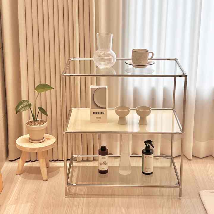 私の家のリビングルームの1つのスペース🤍

植物栄養剤を注文してきれいな植物を作る中！ 🌱
モジュール棚はやはりカフェ感性感でとても良いです 

部屋にも置いて、今度はリビングルームに移して配置してくれたのに
ディフィーは楽しさもあり、雰囲気も良くなりました:)


。
。

＃今日の私たちの家いつものシーンカット＃家具おすすめ 