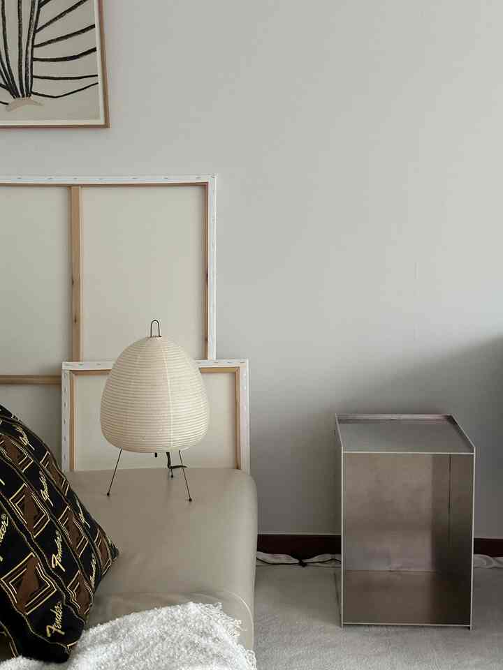 ＃チェアブランドアカリ照明シリーズを選択しました。
黄色の伝統紙の色合いから来る柔らかな光が、どんな空間でも優しく包み込みます。入れた時だけでなく、消した時もインテリアオブジェとして存在感が確実ですよね。

アカリは光を意味する言葉で彫刻家イサムノグチが光を彫刻して形にしたのがアカリ照明シリーズです。作家の意図を考えて製品を見るとまた違った感じを受けることができますよ。

皆さんの最愛ブランドも気になります。

＃照明＃アカリ＃akari＃paperlamp＃デザイン照明＃フランテリア＃構築アパートメントインテリア＃家の装飾＃ホームスタイルamp #designlamp