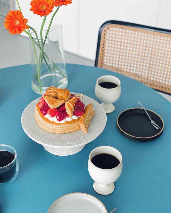 ちょっと前のおやつ記録🍴
ポワソン・ダブリルって知ってますか？
フランス語で「4月の魚」という意味で、エイプリルフールに魚のモチーフのお菓子を食べるのが伝統なんですって。
いつぞやにグレーテルのかまどを見て知識としては知っていて、先日ケーキ屋さんで魚の形のパイを見かけ「これがあのナントカカントカでは！？」と興奮して買ってきました🐟
イースターもまだあまり浸透してないけど、お魚の形のパイは可愛いので浸透してほしい。

#おやつ #ケーキ #ケーキスタンド
#テーブル #テーブルコーデ #テーブルマット 