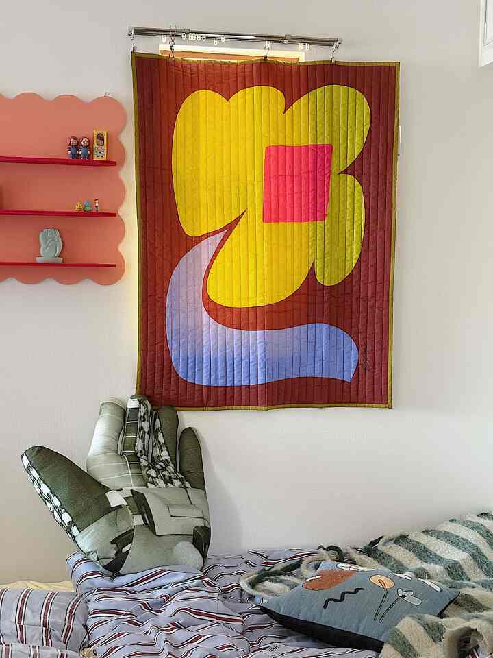 ZARAで買ったブランケットを
カーテンとして使ってます🌼

全体的にくすんでて濃いカラーなので
インテリアに締まりが出てお気に入り✨ 

#ベッドルームカーテン #ベッドインテリア 