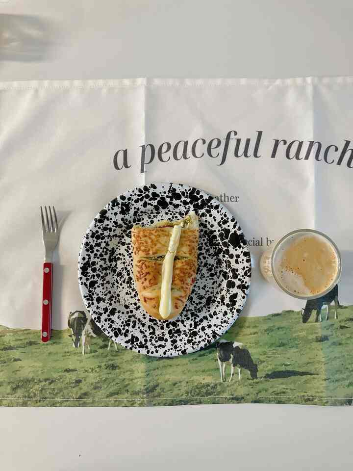 #예쁜템최고야 #콘수프기록 #아잇홈 #메이트하우스

おしゃべりしながらどんどん綺麗なこと欲が増えていますよ..
ミニマルなふりをするマキシマリストです。
もうミニマルなふりをすることができないと思います。

キッチンクロス、チコースター..最近ワケがきれいに見えますよね！
同じような食べ物を食べてもヨンランがあるかないかによって雰囲気がしっかり変わったんですよ！

特にお客様に来るとき、キッチンクロス一枚敷き、フルーツやデザートを出していただくと
とても好きでした！おもてなしの気持ち？カフェオン気分です。


