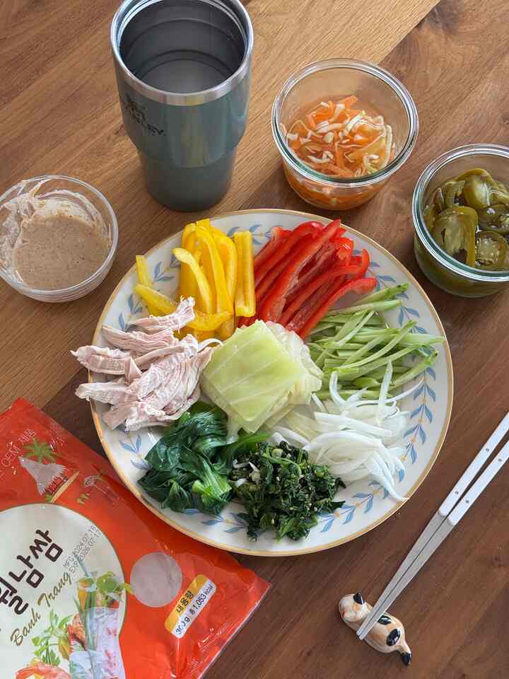 タンブラーウォールナムサム/チキン胸肉スムーズにゆでる

冷たい波にもよく、まんべんなく食べるのも好きでよく食べる月男サムです。ヨサン・フディジェン様の映像で知ったタンブラー・ウォルナムサムでよく食べます。ライスペーパー 水をタンブラーに受けて安息して長く食べることができてよかったのですが、ライスペーパーが最後にはよく詰め込まれて少しスキルが必要です。

鶏の胸肉は沸騰したお湯に塩を入れ、鶏の胸肉を入れてふたをして火をつけて30分！このように待って、守備した市販の鶏胸肉のようにやさしく熟しました。 

＃ウルナムサム＃冷たい料理＃健康的な食事＃健康的な食事＃ダイエット食事＃鶏の胸肉料理＃ゴマソース＃タンブラーの活用 
