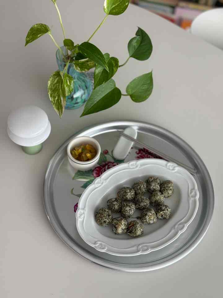 #オーホームストーリー_8
#コンスープ

今朝登校前メニュー
本当にやることがなかったので、一本を冷蔵庫の前に立っていました。フリガケにタルタル入れ、アンチョビ炒めたスプーン、ごま油スイープ
ドングルドングルにお世話になっておにぎりを作りました。
あまりないのに、とても美味しくて幸せで、芽を食べていきました。 
たくさん力を与えたメニューもいいけど、
こんなシンプルメニューが大好きです。 🍙

＃朝食メニュー＃朝食
＃おにぎりを作る＃簡単メニュー＃簡単朝＃フリケ
＃キム・ジュモク
＃パーティーウェルカム＃レトロ皿＃レトロトレイ 