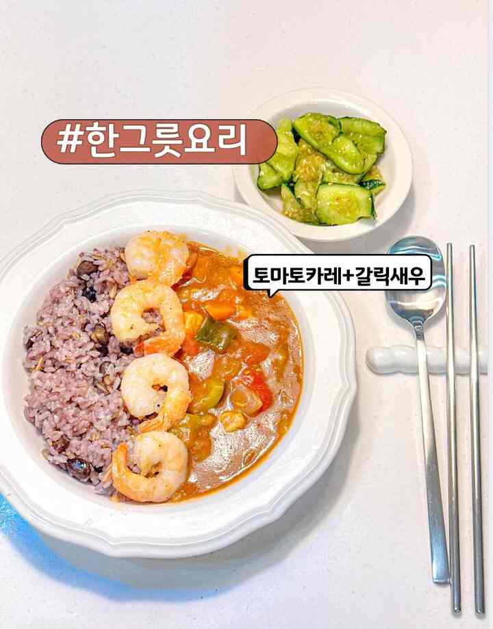 ボウルでたっぷり楽しめるトマトカレーと
一緒に食べると蜂蜜の組み合わせであるガーリックエビバター焼きレシピ👩🏻‍🍳

自宅でも簡単に作れる＃一食料理紹介します

🍅トマトカレーレシピ

✔️素材
- 玉ねぎ   
- トマト
- ジャガイモ  
- カボチャ
- ニンジン 
- みじん切りにんにく 
- 固形カレー
- カレー用肉

➿作り方
1. 玉ねぎ、じゃがいも、にんじん、トマトはカリカリで切ってください。  
2.鍋に油を入れてみじん切りにんにくを入れ、香りが上がるまで炒め、玉ねぎを入れて透明になるまで炒めます。  
ジャガイモとニンジンも入れてもっと炒め、カボチャも炒める。
（野菜は冷蔵庫にあるので、自由に）
4.水を注ぎ、野菜が熟すまで煮込んだ後、最後にカレーブロックを入れてよく溶かしてください。  
6. 最後にトマトを入れてゆるくなるまでずっと引きます。

🦐🧄🧈ガリックエビバター焼きレシピ 

✔️素材 
- 手入れされたエビ 
- バター 
- 刻んだニンニク 
- オリーブオイル   
- パセリ少し（選択）  
- 塩、コショウ

➿作り方
1.エビは皮をむいて背中の内臓を取り除いた後、キッチンタオルで水気を拭いてくれればいいです。塩コショウあらかじめ振りかけて待機。
2. 鍋にオリーブ油+バター溶かし、みじん切りにんにくを入れて薬火でサルサル炒めます。  
3.エビを入れて前後に煮込んで焼いてください。あまりにも長く身につけると飽きるので注意！  
4.私は食べましたが、最後にパセリのソルソルを振りかけてください。

ご飯の上にトマトカレーをかけてガリックバターエビを上げると、かっこいい一皿料理が完成☺️
トマト風味が終わってください🍅🍅🍅


#オホムストーラン5 #コンスープ録音＃今日の家で買った＃シリコン調理ツール＃エビ料理＃カレー料理＃カレーボウル＃私たちの家ダイニングルーム 