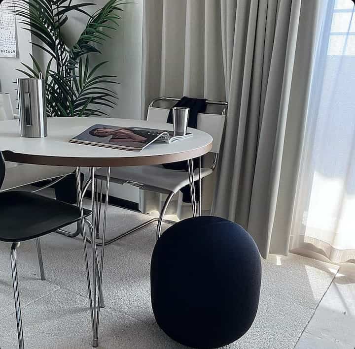 Use a balance ball instead of a chair to strengthen your core

#Exercise #体幹エクササイズ #バランスボール #無機質 #無機質インテリア #ステンレス #フェイクグリーン #造花 #ikea #ダイニングテーブル #ダイニング #アンドメディカル #シンプルな暮らし #シンプルなインテリア #ラウンドテーブル #韓国チェア #デザインチェア